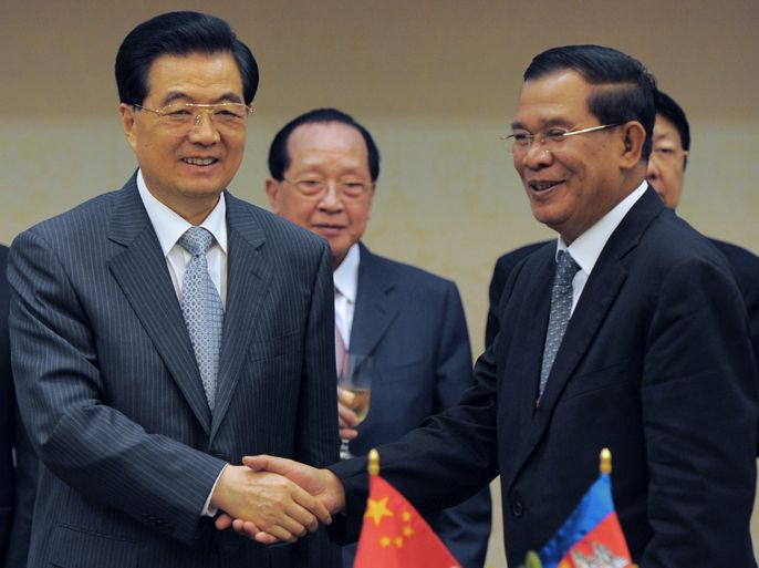 Chinese President Hu Jintao (L) and Cambodian Prime Minister Hun Sen (R) shake hands during a signing ceremony in Phnom Penh on March 31, 2012. Hu arrived in the Cambodian capital on March 30, on a state visit to bolster ties between the already close nations, just days before Phnom Penh hosts a key ASEAN regional summit.