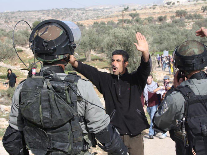 الفلسطينيون مستمرون في مسيراتهم المناهضة للجدار الفاصل (الجزيرة)