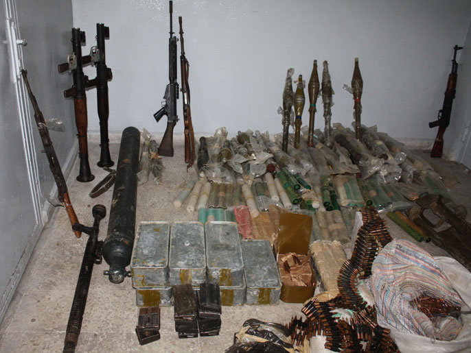 ‪جانب من الأسلحة التي أعلن الجيش اللبناني ضبطها (‬ الفرنسية)