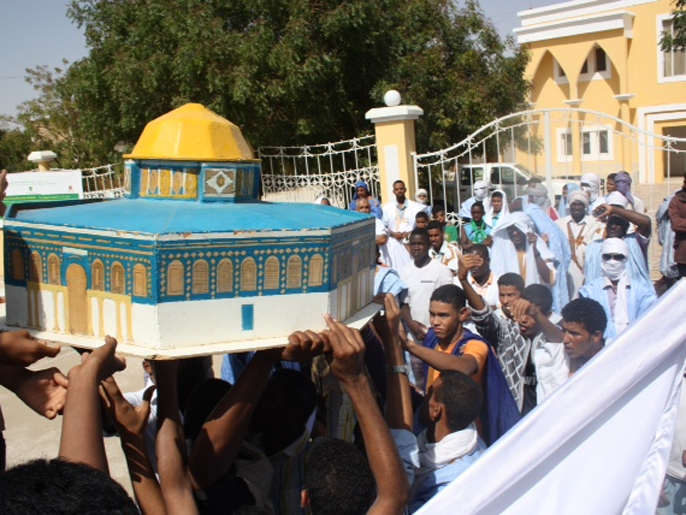 متظاهرون موريتانيون يحملون مجسما لمسجد قبة الصخرة (الجزيرة نت)