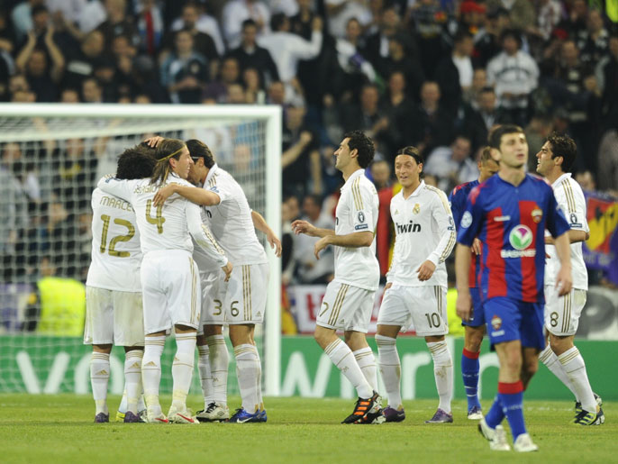 لاعبو ريال يحتفلون بأحد أهدافهم الأربعة (الفرنسية)