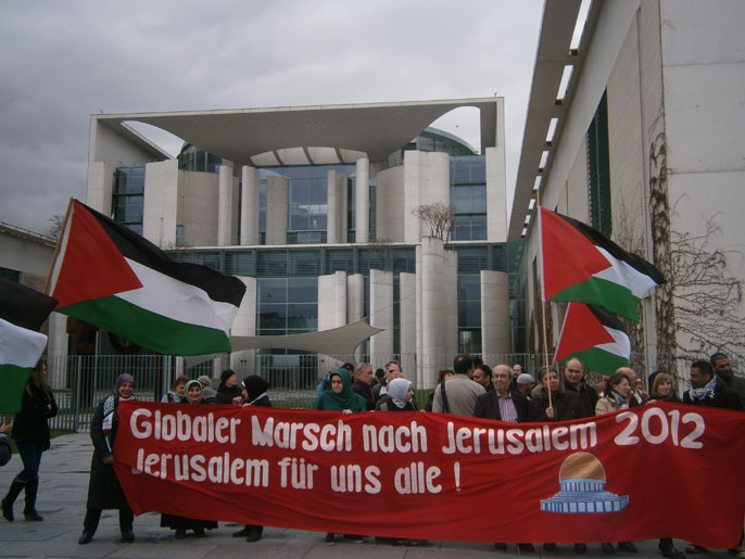 المتظاهرون رفعوا أمام المستشارية الألمانية لافتة تضامن مع المسيرة العالمية للقدس