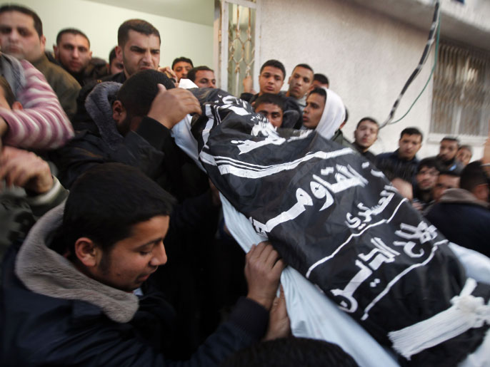 ‪‬ فلسطينيون يشيعون أحد شهداء الغارات (الفرنسية)