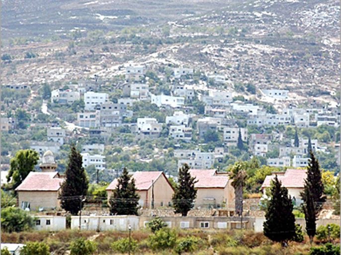 picture taken from the west bank city of jenin shows israeli settlement of sanur and a palestinian village appearing in the background 07 august 2005. sanur is one of the settlements israel is planning to dismantle later this month as part of its plan to evacuate four settlements in the west bank and all 21 settlements in the gaza strip. the other west bank settlements marked for evacuation are kadim, ganim and homesh near jenin city. afp photo/jaafar ashtiyeh (الفرنسية)