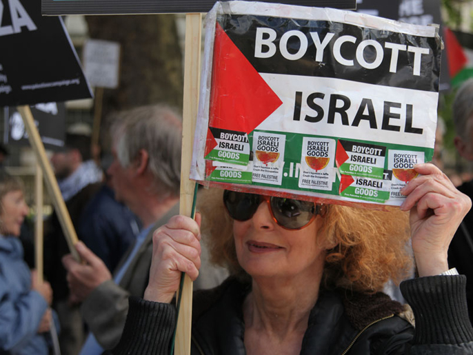 يهودية إسرائيلية تطالب بمقاطعة إسرائيل خلال مظاهرة بلندن  (الجزيرة نت)