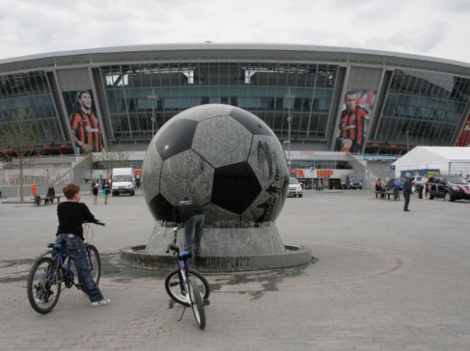 كرة حديدية عملاقة بوزن 12.5 طن تدور حول نفسها بعامل ضغط الماء أمام ملعب دونباس أرينا في دونيتسك.jpg