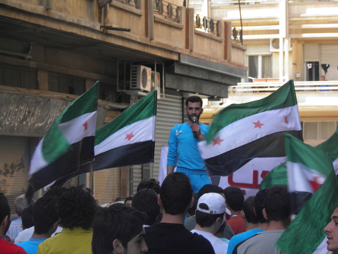 ‪مظاهرات في حمص تصر على رحيل الأسد‬ (رويترز)