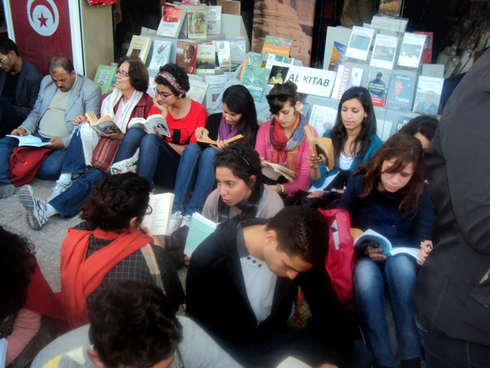 تظاهرة (تونس تقرأ) بشارع الحبيب بورقيبة (الجزيرة نت)