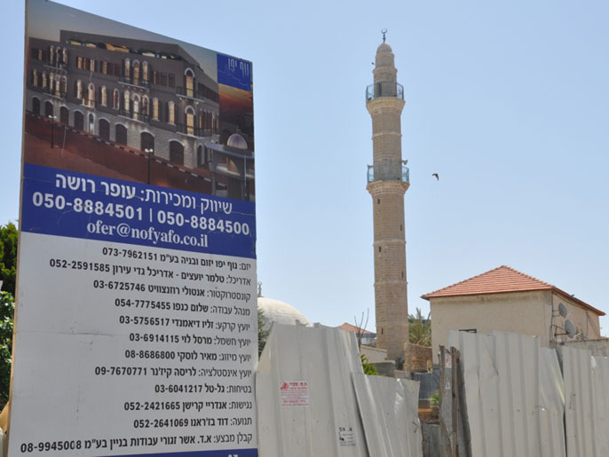 ‪‬ لافتة تشير إلى المشاريع السياحية والشقق الفندقية التي ستقام على أراضي المسجد الكبير(الجزيرة)
