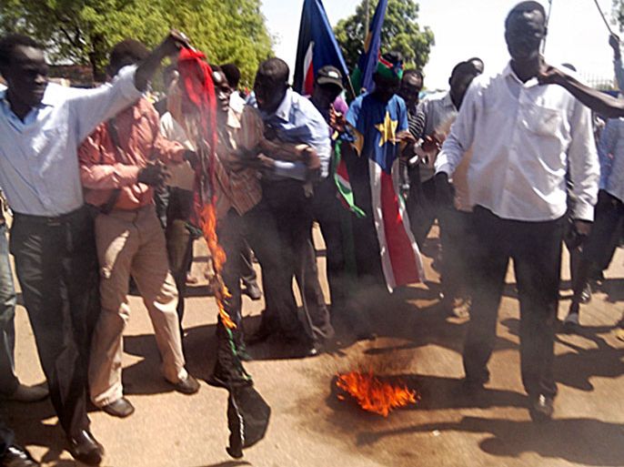 متظاهرون يحرقون العلم السوداني - أحراق العلم السوداني وتنديد لكي مون في جوبا - مثيانق شريلو – جوبا