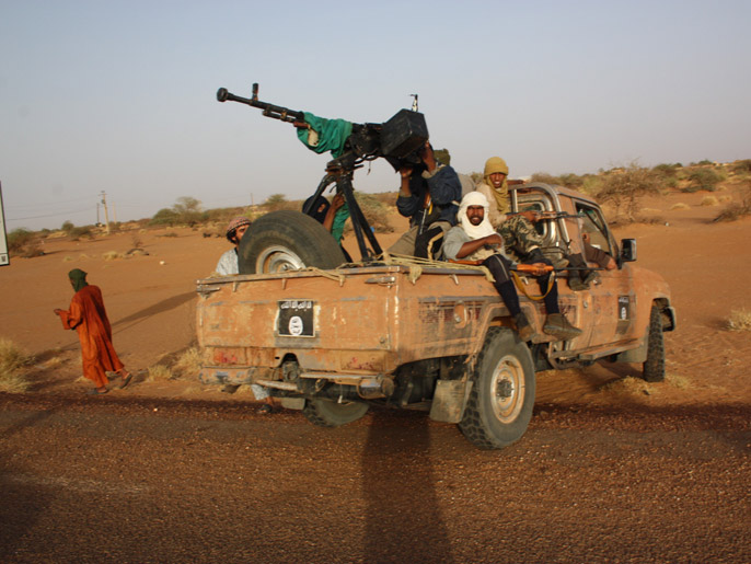 سيارة عسكرية تابعة لحركة أنصار الدين (الجزيرة)