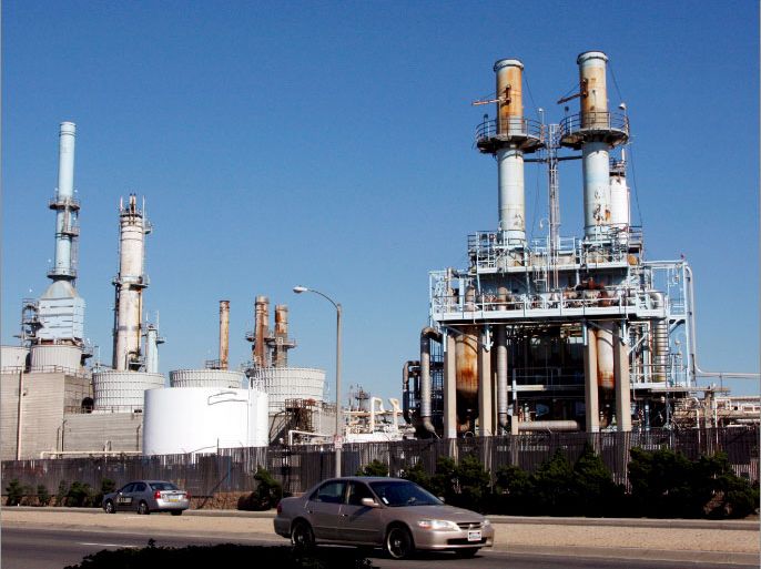 epa01274476 The BP Carson Oil Refinery in Carson, California, USA, 03 March 2008. The surging price of oil reached another milestone today, jumping to an inflation adjusted record high of 103.95 US dollar (68.39 euro). EPA/ANDREW GOMBERT