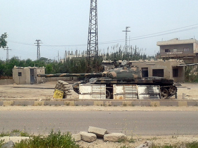 دبابة للجيش السوري في نقطة تفتيشبمدينة حماة (الفرنسية)
