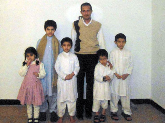 صورة اولاد بن لادن ويقف بينهم زكريا السادة قام بتزويدي بها زكريا السادة شقيق زوجة بن لادن