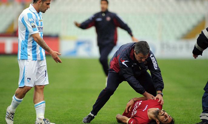 epa03182632 AS Livorno's Piermario Morosini (bottom) receives treatment after collapsing during the Italian Serie B soccer match between Livorno and Pescara at Adriatico Stadium in Pescara, Italy, 14 April 2012. AS Livorno midfielder Piermario Morosini has died after suffering a heart attack on the pitch during the Italian Serie B league game. A Pescara official said that Morosini, 25