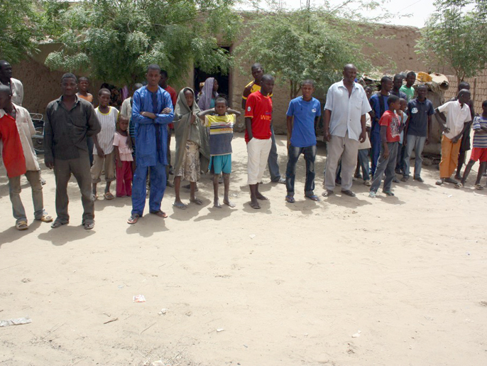 جمع من مواطني تمبكتو  يشاهدون إبادة قوارير الخمور(الجزيرة)