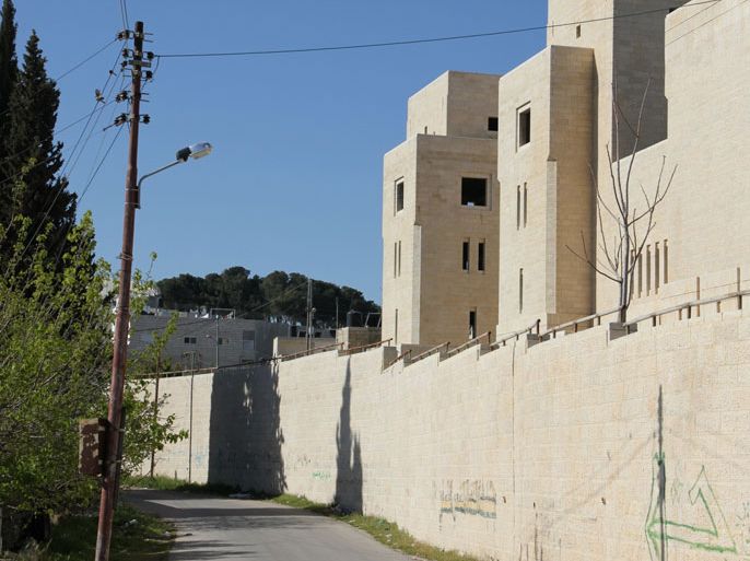 الحي الاستيطاني يقابل مبنى المجلس التشريعي في بلدة أبو ديس