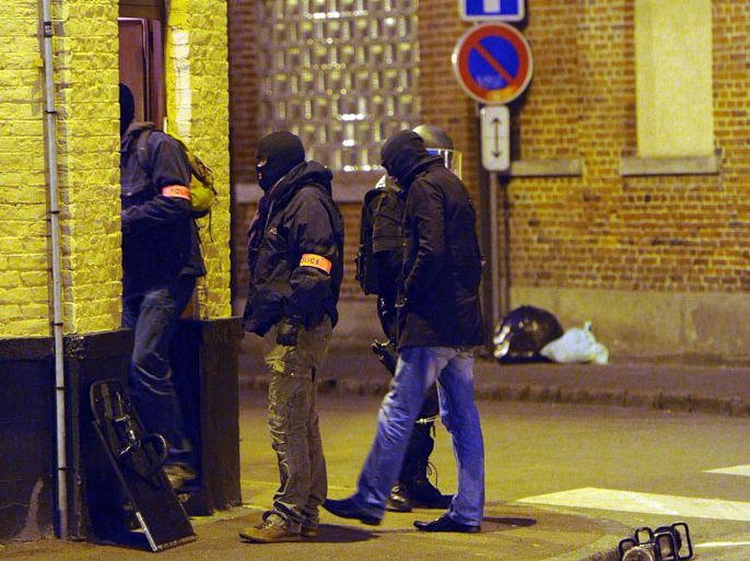 Roubaix, Nord, FRANCE : French policemen search a house in Roubaix, northern France, on April 4, 2012, as part of down raids in several French cities. French police swooped on suspected radical Islamists in pre-dawn raids for the second time in less than a week today, arresting 10 people, a source close to the investigation said. AFP