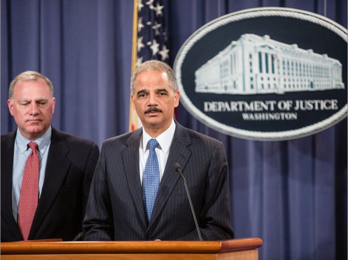 WASHINGTON, DC - APRIL 11: Connecticut Attorney General George Jepsen (L) and U.S. Attorney General Eric Holder announce an anti-trust lawsuit filed against Apple at the Department of Justice on April 11, 2012 in Washington, DC. Apple is accused of setting the price of e-books artifically high. Brendan Hoffman/Getty Images/AFP== FOR NEWSPAPERS, INTERNET, TELCOS & TELEVISION USE ONLY ==