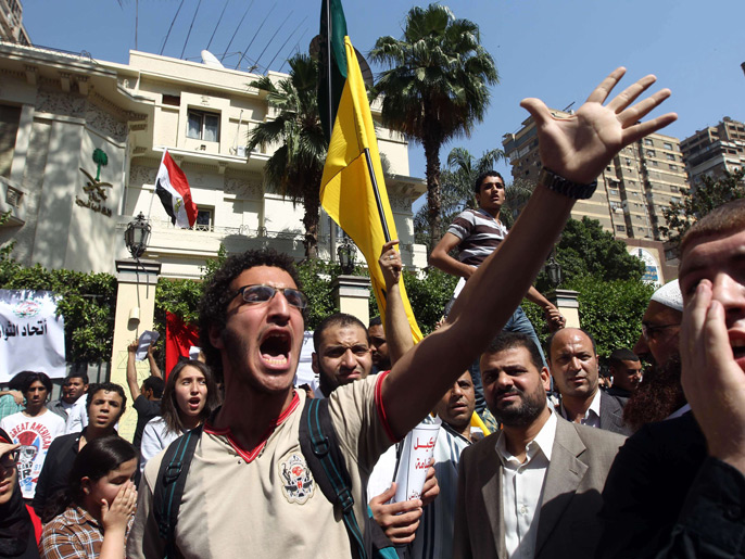مظاهرات أمام السفارة السعودية بالقاهرة تندد  بتوقيف محام مصري بمطار جدة(الفرنسية)