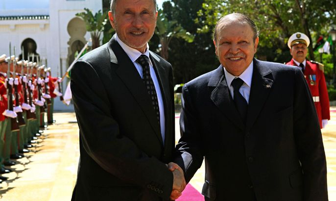 Algerian President Abdelaziz Bouteflika (R) shakes hands with Libyan National Transitional Council (NTC) Chairman Mustafa Abdel Jalil while they pose for a photograph at the Presidential Palace in Algiers April 16, 2012. Abdel Jalil is on the second day of his official visit in Algeria. REUTERS