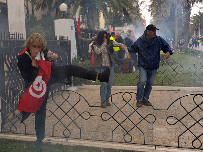 قوات الأمن قمعت المتظاهرين باستخدام الغاز المدمع (الفرنسية)