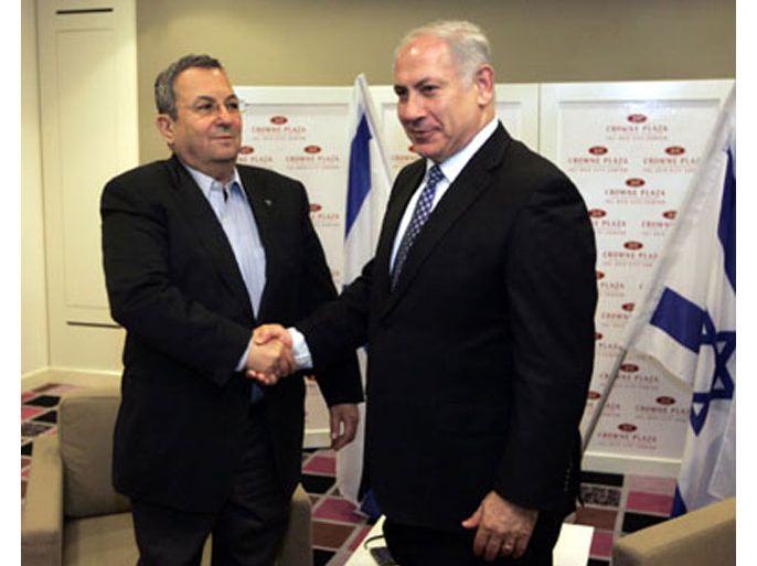 afp/ israeli likud party leader and prime minister-designate bejamin netanyahu (r) shakes hands with defence minister and labour party leader ehud barak (l) prior to a meeting at a hotel in tel aviv on march 1, 2009 (الفرنسية)