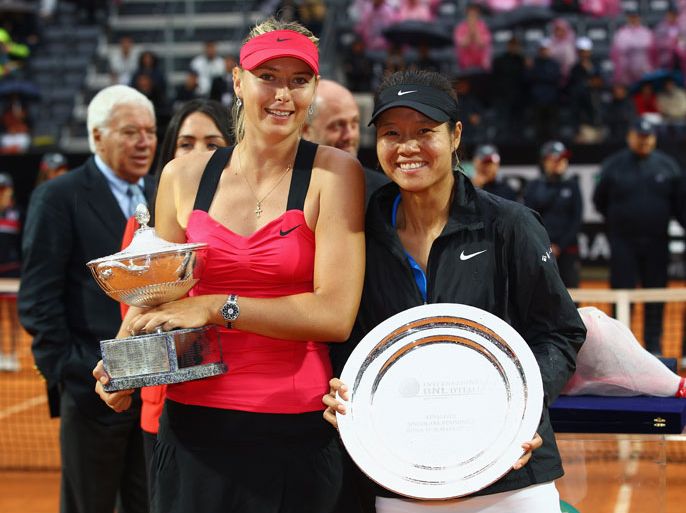ROME, ITALY - MAY 20: Maria Sharapova of Russia poses with the winners trophy with runner up Na Li of China during their final match during day nine of the Internazionali BNL d'Italia 2012 at the Foro Italico Tennis Centre on May 20, 2012 in Rome, Italy. (Photo by Julian Finney/Getty Images)