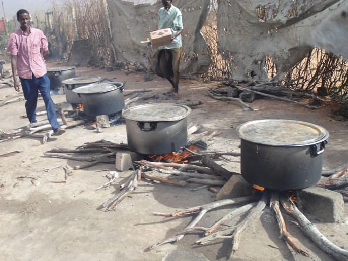 ‪أثناء إعداد الطعام للاجئين بالمخيم‬ (الجزيرة نت)