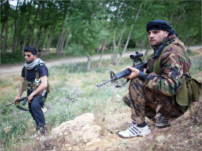 مقاتلون من الجيش السوري الحر ببلدة القصير في محافظة حمص (الفرنسية)