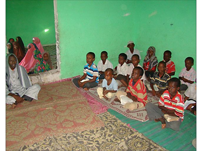 عبد الله محمد يدرس الأطفال القرآن الكريم في خلوة قرآنية خاصة له
