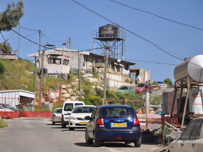 ‪معسكر للجيش الإسرائيلي بقلب الأحياء السكنية‬ معسكر للجيش الإسرائيلي بقلب الأحياء السكنية