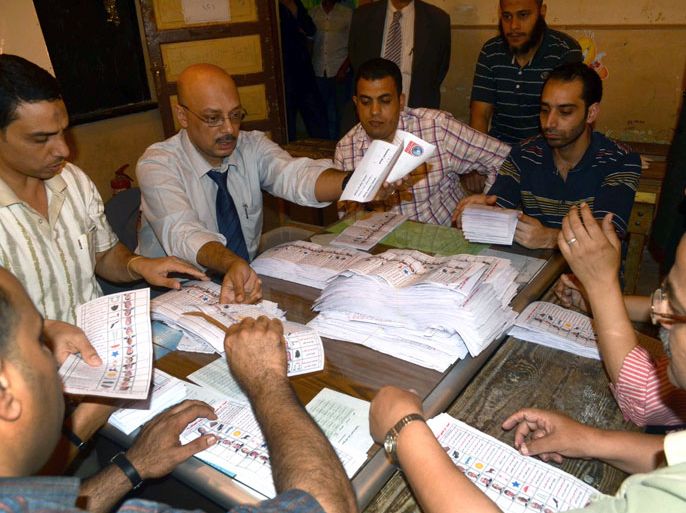 Egyptian election officials count ballot papers at a polling station in Alexandria on May 24, 2012 after polls closed in country's landmark presidential election. Around 50 million eligible voters were called to cast their ballots in 13,000 polling stations around the country. AFP PHOTO/MARCO LONGARI