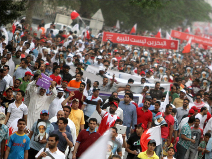 ‪أنصار المعارضة تظاهروا الجمعة احتجاجا على ما سموه سعي السعودية لضم البحرين (الجزيرة)‬ 
أنصار المعارضة تظاهروا الجمعة احتجاجا على ما سموه سعي السعودية لضم البحرين (الجزيرة) 
