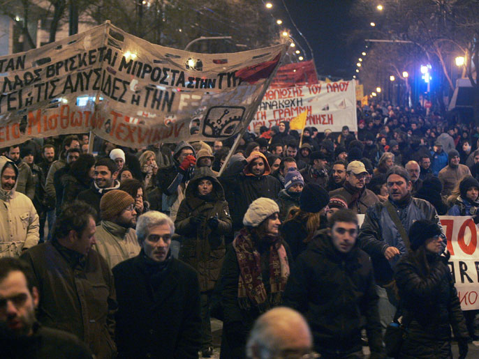 يونانيون يتظاهرون أمام برلمان بلادهم احتجاجا على إجراءات التقشف