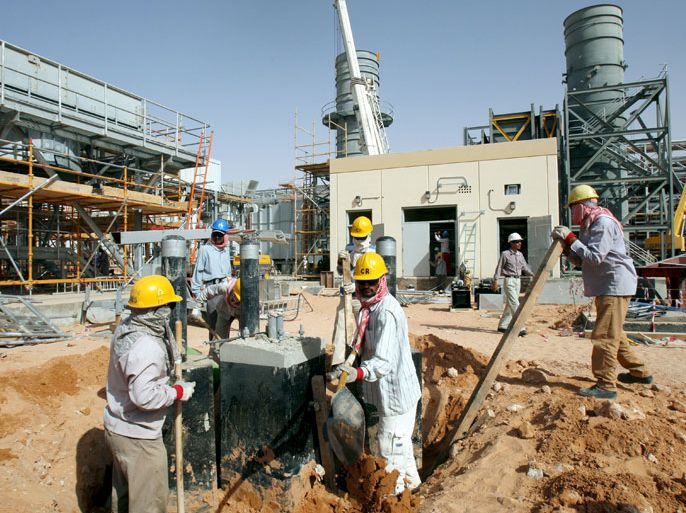 epa01393821 Workers seen at a construction site during a press tour in the desert