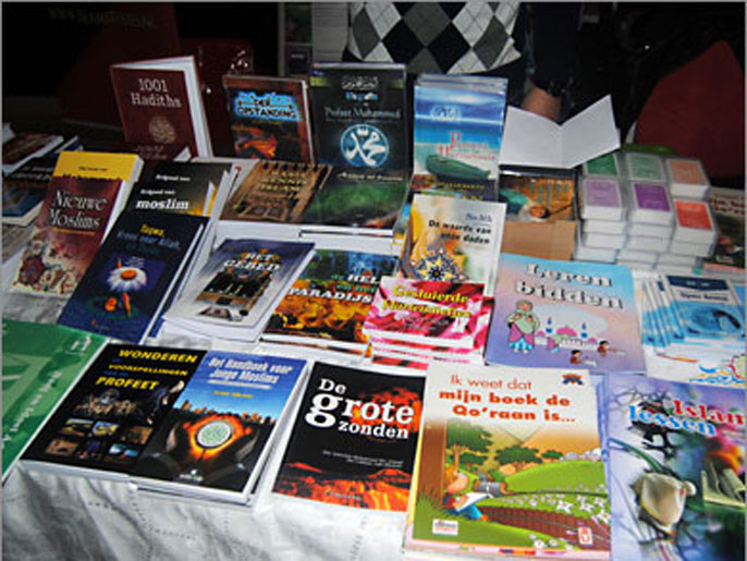 ‪معرض للكتاب تضمنه الملتقى‬ (الجزيرة نت)