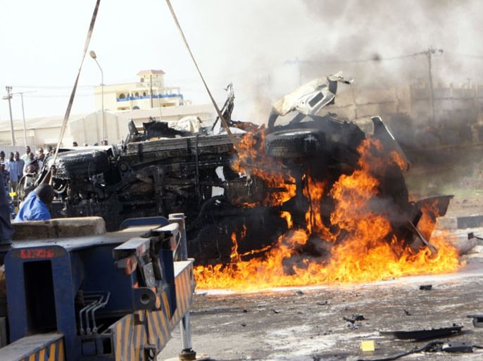 العربة أثناء احتراقها - صورة أخري للعربة المحترقة في بور تسودان