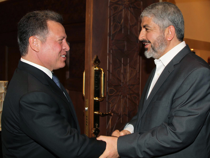 ‪(الفرنسية)‬ لقاء مشعل (يمين) بملك الأردن يدشن لعهد جديد من العلاقات بين الأردن وحماس