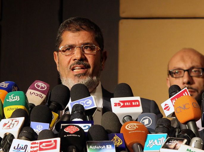 epa03277194 Egyptian Presidential candidate Mohamed Morsi (C) speaks during a press conference in Cairo, Egypt, 22 June 2012. Morsi, the Muslim Brotherhood's presidential candidate, on 22 June criticized Egypt's military rulers for granting themselves sweeping powers in an interim constitution and dissolving the lower house of parliament. He also warned against "tampering" with the