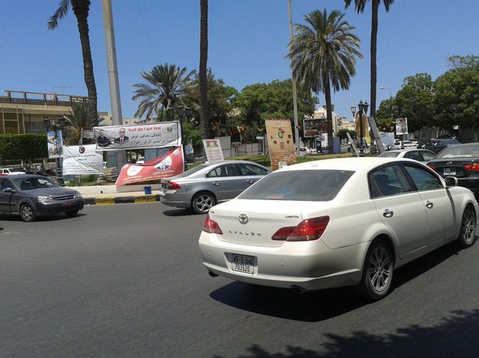 بعض الملصقات الدعائية المعلقة في أماكن شتى من العاصمة الليبية طرابلس