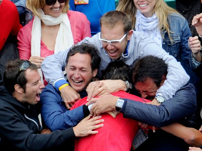 epa03259496 Rafael Nadal (C) of Spain celebrates with his team and friends after winning the final match against Novak Djokovic of Serbia for the French Open tennis tournament at Roland Garros in Paris