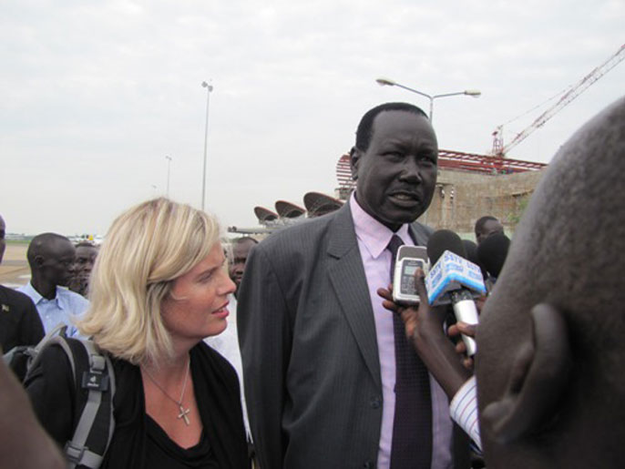 وزير الشؤون الإنسانية بجنوب السودان وممثلة الحكومة الإسرائيلية في استقبال العائدين (الجزيرة نت)