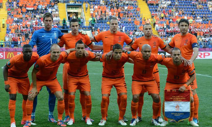 Kharkov, -, UKRAINE : Dutch players pose before the start of the Euro 2012 football championships group match between the Netherlands and Denmark on June 9, 2012 at the Metalist Stadium in Kharkiv. AFP PHOTO / PATRICK HERTZOG