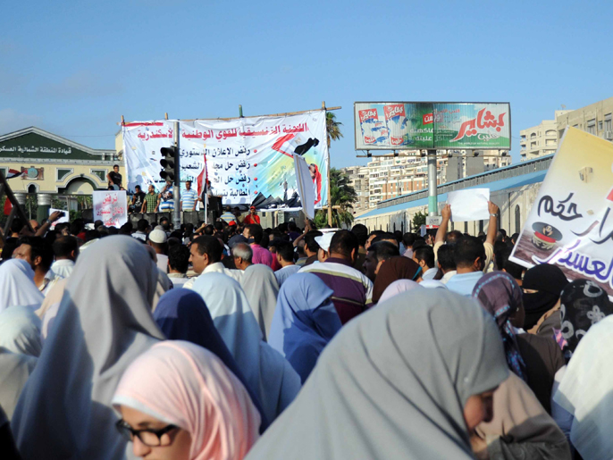 النساء شاركن بفعالية في المظاهرة الاحتجاجية (الجزيرة نت)