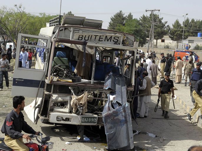 AQ961 - Quetta, -, PAKISTAN : Pakistani police inspect a damaged university bus after it was destroyed by roadside bomb on the outskirts of Quetta on June 18, 2012. A bomb killed two students and wounded over 25, most of them students, in Pakistan's insurgency-torn southwest, police said. AFP PHOTO / BANARAS KHAN