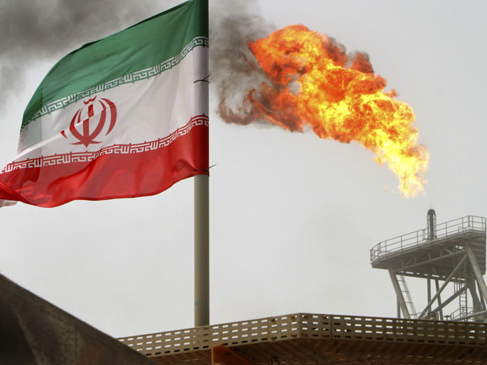 ‪شعلة النفط تنبعث من حقل إيراني‬ (رويترز)