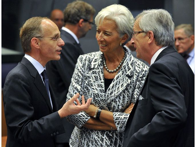 epa03275361 Luxembourg's Prime Minister and Eurogroup President Jean Claude Juncker (R) chats with General Director of the International Monetary Fund IMF, Christine Lagarde (C) and Luxembourg's Finance Minister Luc Frieden (L) prior to the Luxembourg EU Eurogroup Finance Ministers Meeting at the EU Headquarters in Luxembourg, 21 June 2012. Eurozone finance ministers, the International Monetary Fund (IMF) and the European Central Bank (ECB) were set to hold crunch talks on 21 June on the single currency's debt crisis, which is spreading from Greece to Spain, Cyprus and Italy. The discussions are taking place on the back of a key economic survey, which provided further evidence that the single currency bloc is headed towards recession. EPA/NICOLAS BOUVY
