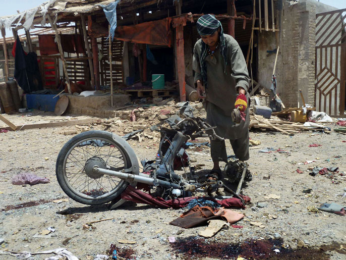 ‪أفغاني يتفحص الدراجة النارية التي استخدمت في هجوم أمس‬ (الفرنسية)