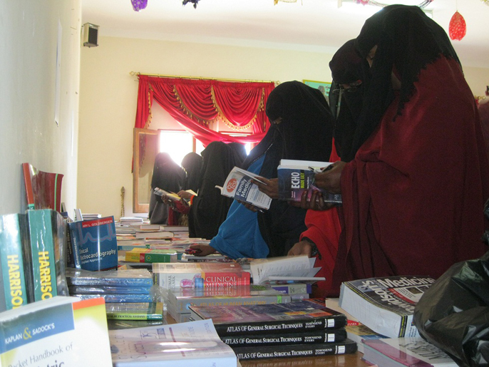‪المرأة الصومالية أصبحت تقبل بشكل متزايد على اقتناء الكتب المتنوعة‬ (الجزيرة)